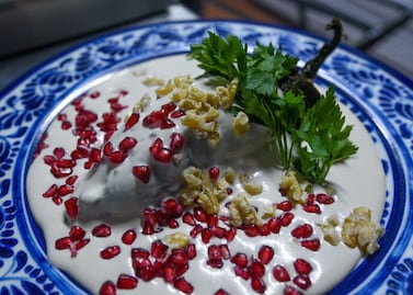 ¿De dónde son originarios los auténticos chiles en nogada? 