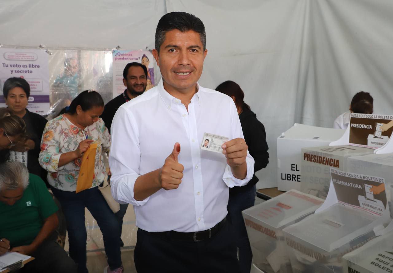 Eduardo Rivera votó esta mañana en la ciudad de Puebla | Foto: Especial