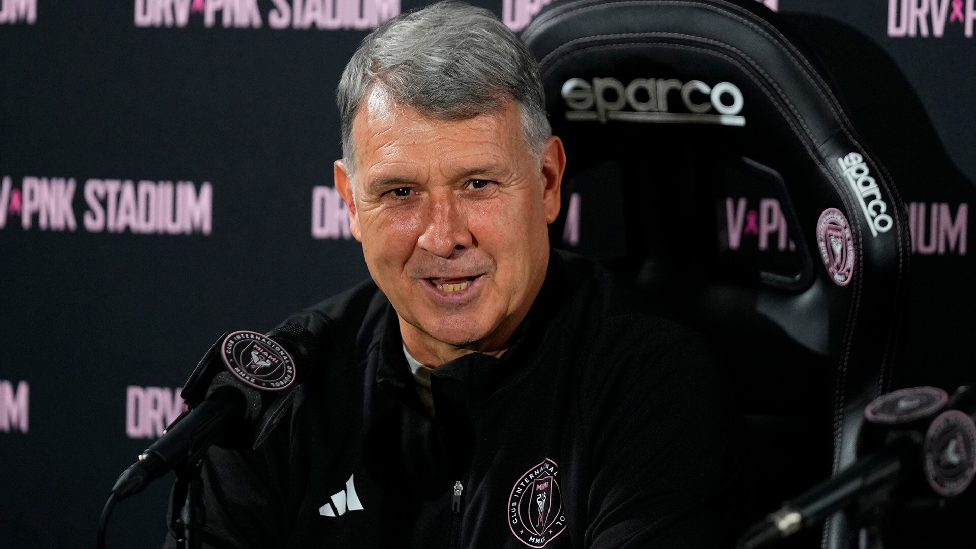 Después de la victoria de las Garzas Rosas sobre Toronto FC en la Major League Soccer (MLS), Martino destacó que evaluarán semanalmente el estado de Messi y no tomarán decisiones apresuradas que puedan afectarlo.

Foto: Producción El Universal Puebla