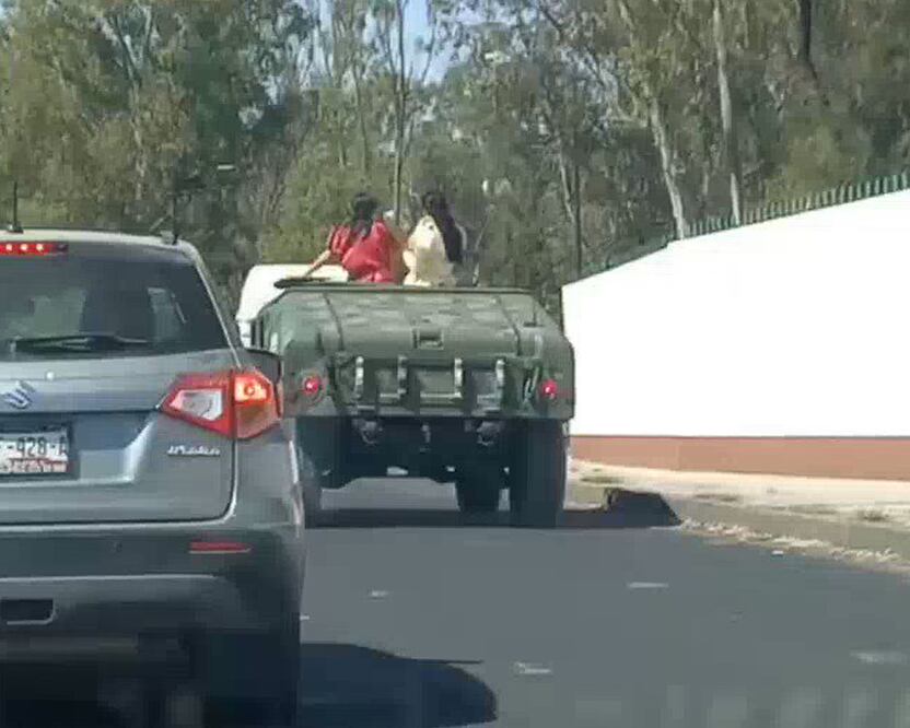 En redes sociales se viralizó un video de dos mujeres paseando en un vehículo militar de la Sedena | Foto: redes sociales