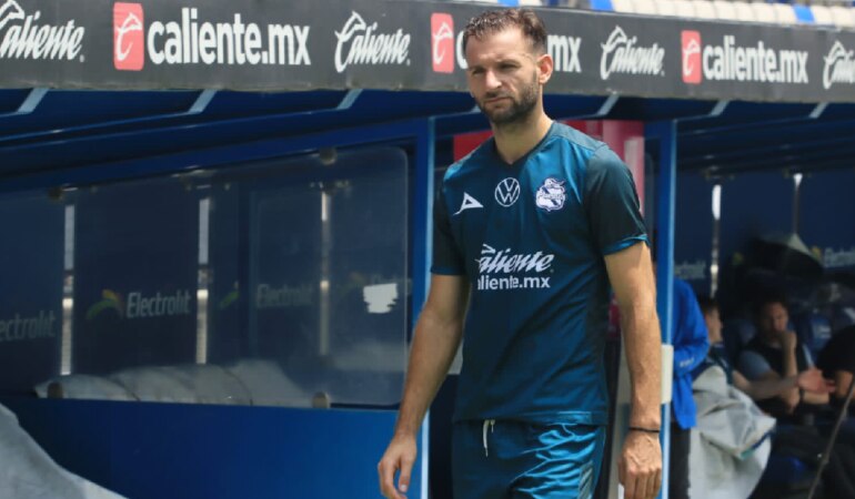 Chepo de la Torre sentenció a este jugador en Puebla; se va o no juega seis meses