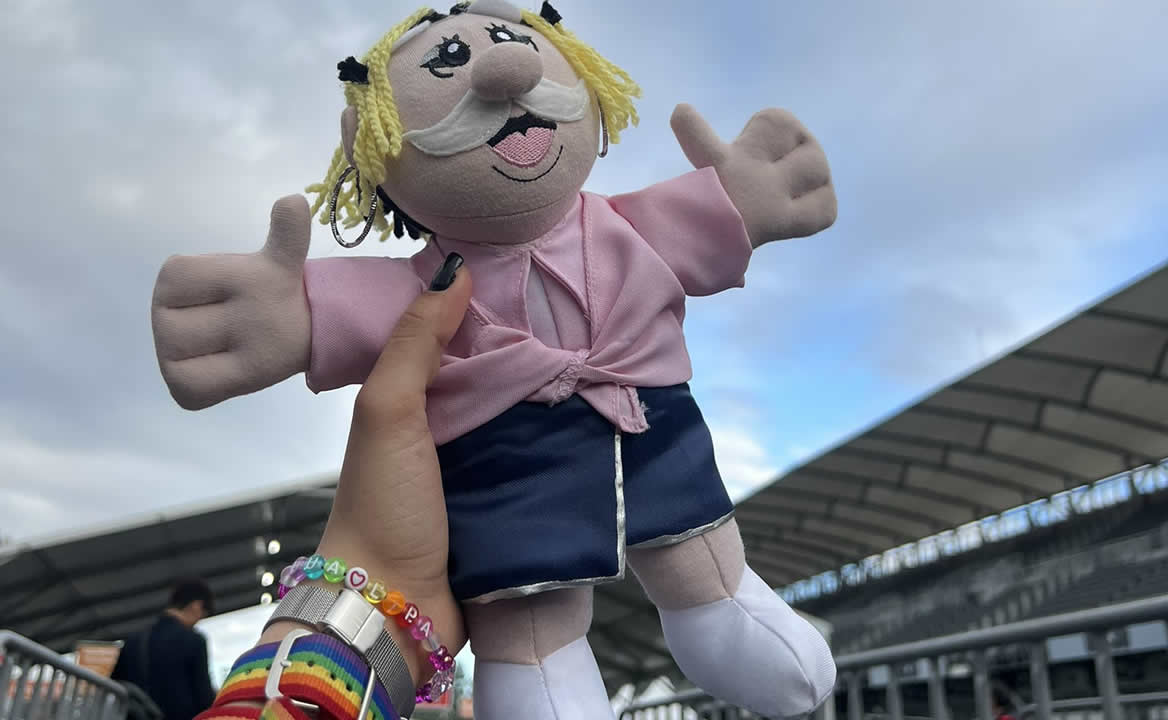 Peluche del Dr. Simi pateado por Dua Lipa viajó en dos vuelos para llegar a CDMX