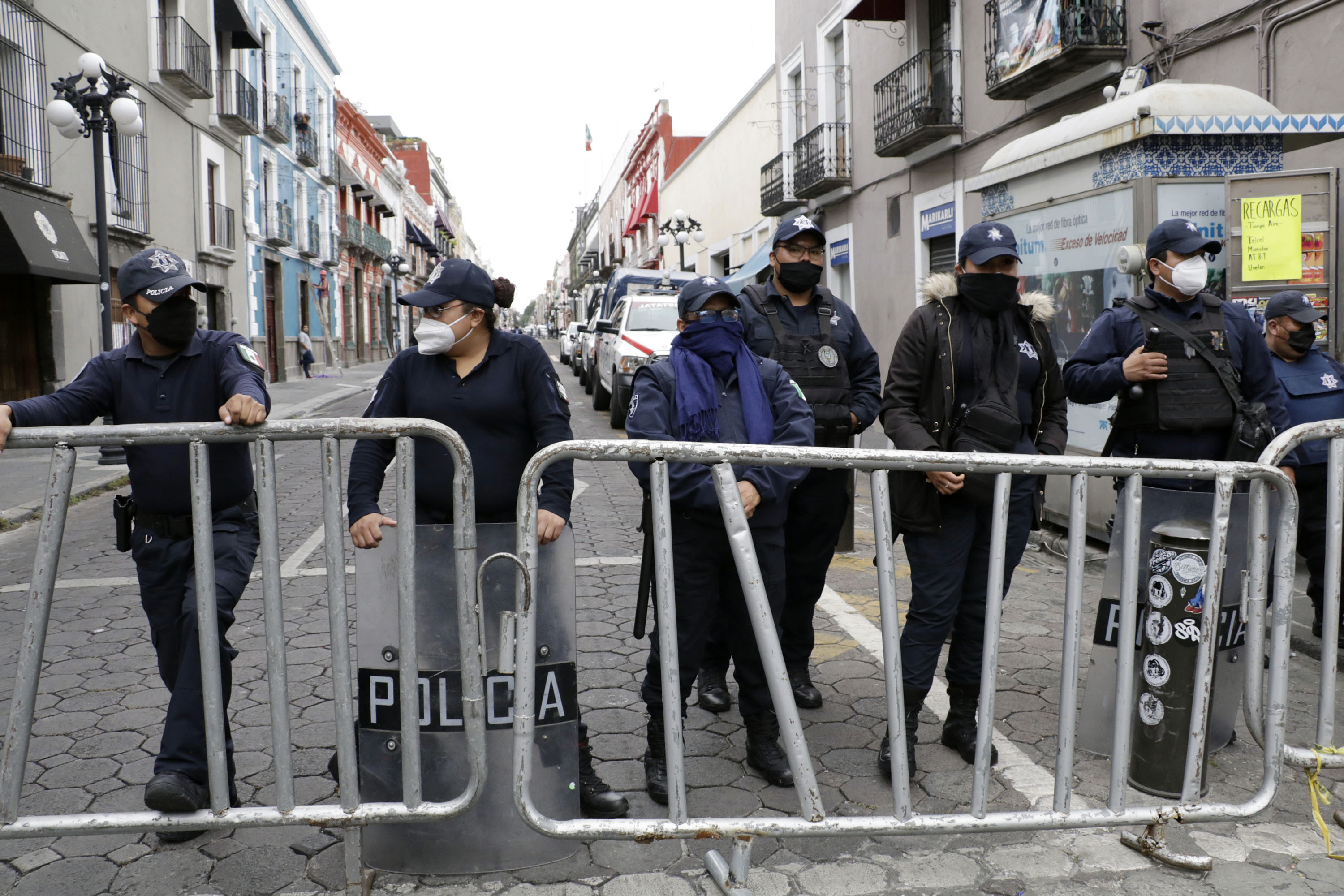 Manifestantes cercan el Congreso en última sesión ordinaria