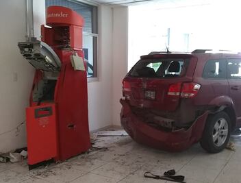 Estrellan auto robado para asaltar cajero en Acatzingo