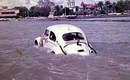 El día que un vocho cruzó el Lago de Chapala