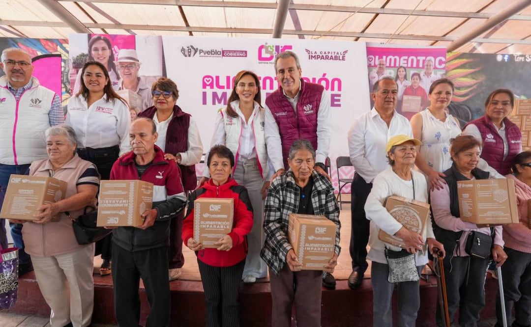 Pepe Chedraui y MariElise Budib entregan despensas en La Libertad | Foto: Ayuntamiento de Puebla.