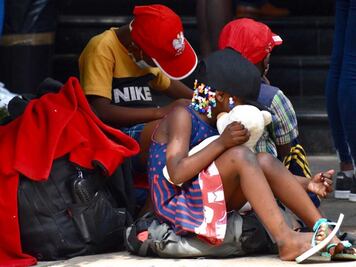 Aseguran a 24 migrantes y a un pollero en Tlacotepec de Benito Juárez