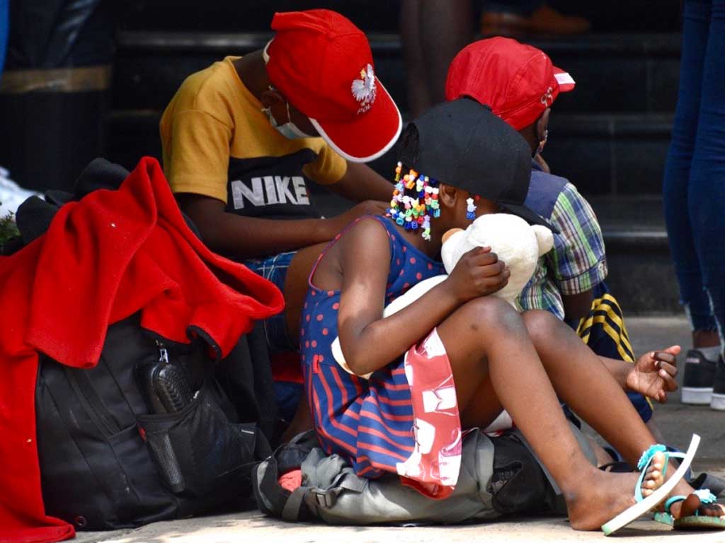 Aseguran a 24 migrantes y a un pollero en Tlacotepec de Benito Juárez