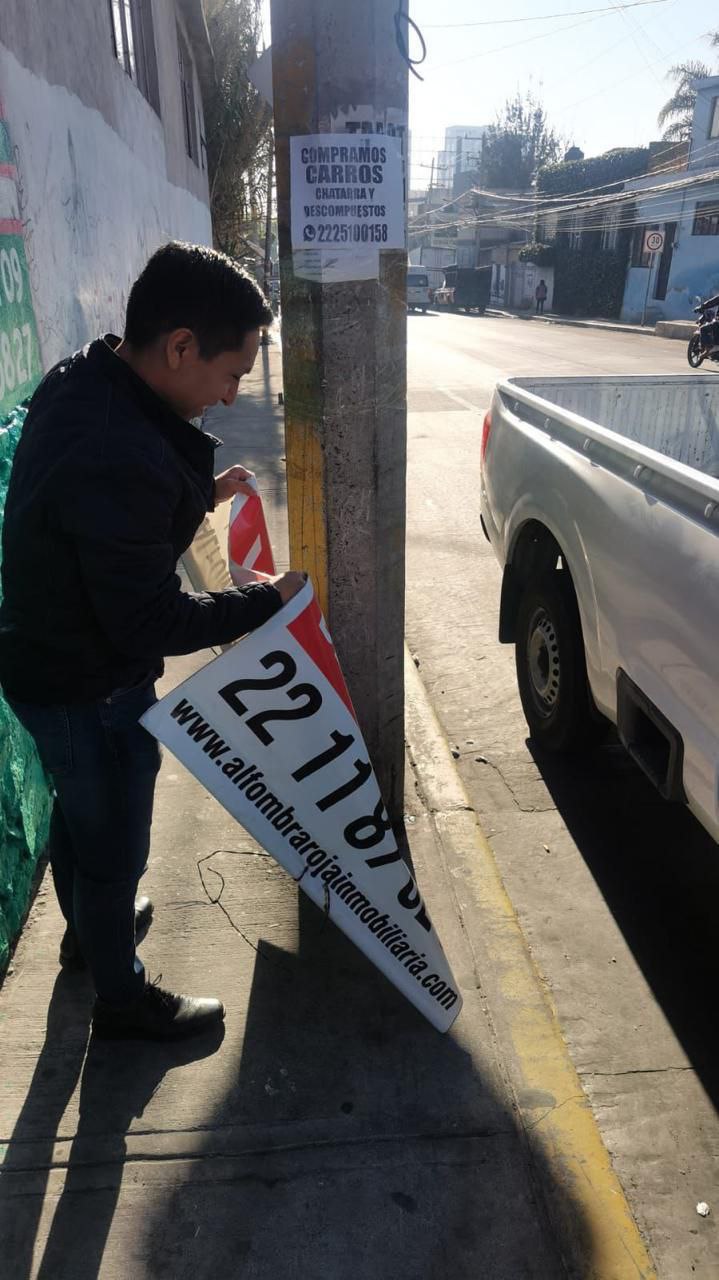 Personal del Ayuntamiento de Puebla retira pendones en calles de la ciudad |Fotos Ayuntamiento de Puebla