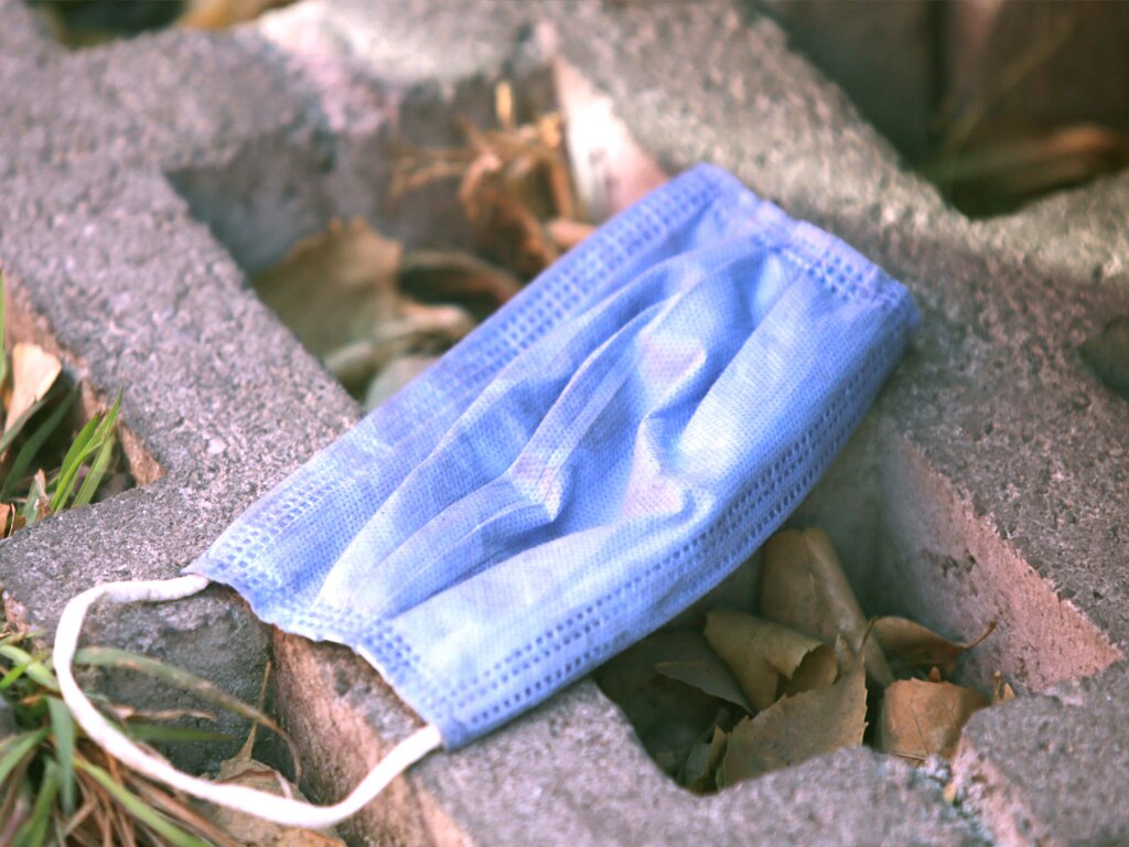 Desechos de Covid-19 inundan las calles de Puebla