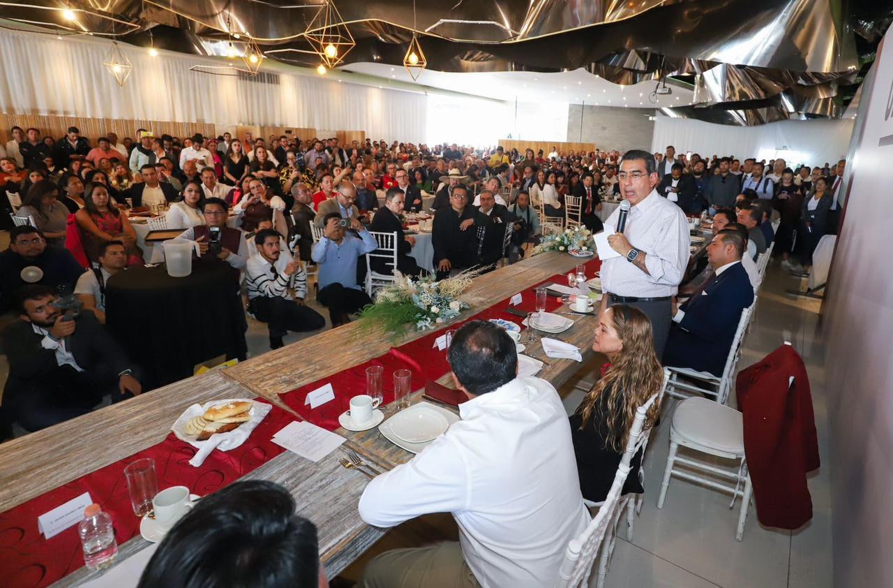 El gobernador de Puebla se reunió con Alejandro Armenta y militantes de Morena | Foto: Twitter Alejandro Armenta