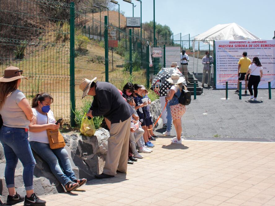 Aglomeración de personas para entrar al Santuario de la Virgen de los Remedios en Cholula,Puebla