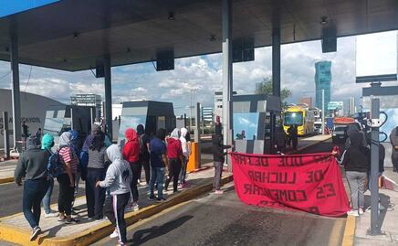 Toman normalistas caseta de la autopista Puebla-Atlixco