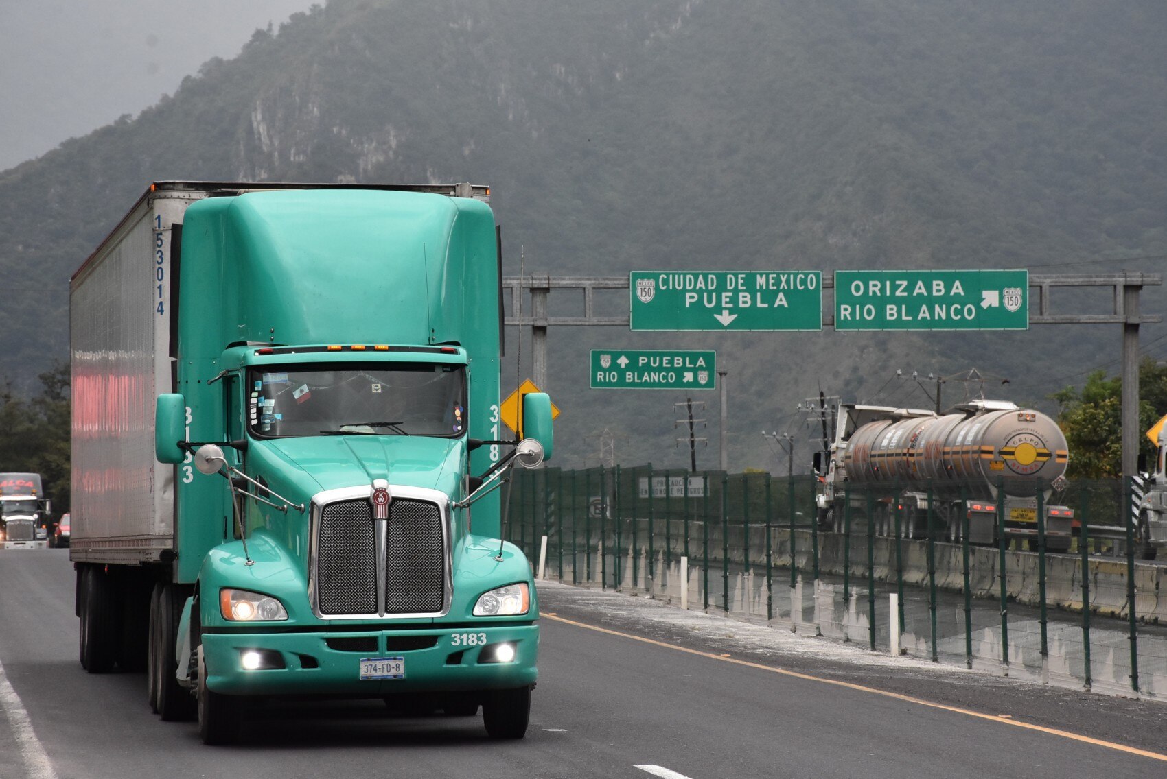 Las autoridades policiales y grupos de auxilio recomiendan a los automovilistas y camioneros que se dirigen hacia Puebla que tomen vías alternas. 

Foto: Producción El Universal Puebla