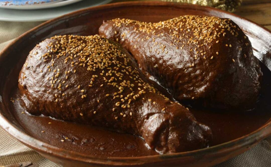 El mole poblano, la talavera, los tacos árabes y hasta el acento cantado son cosas que identifican a Puebla | Foto: Cook Monkeys