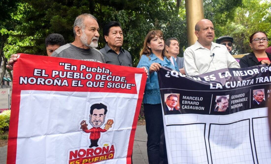 Simpatizantes de Gerardo Fernández Noroña hacen sondeo en Puebla. | Foto: Agencia Es Imagen para El Universal Puebla