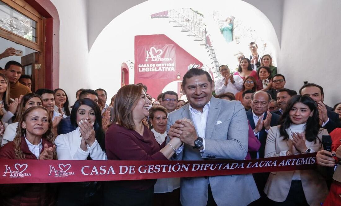 A la inauguración de la Casa de Gestión acudieron representantes de los tres Poderes del Estado | Foto: Congreso del Estado