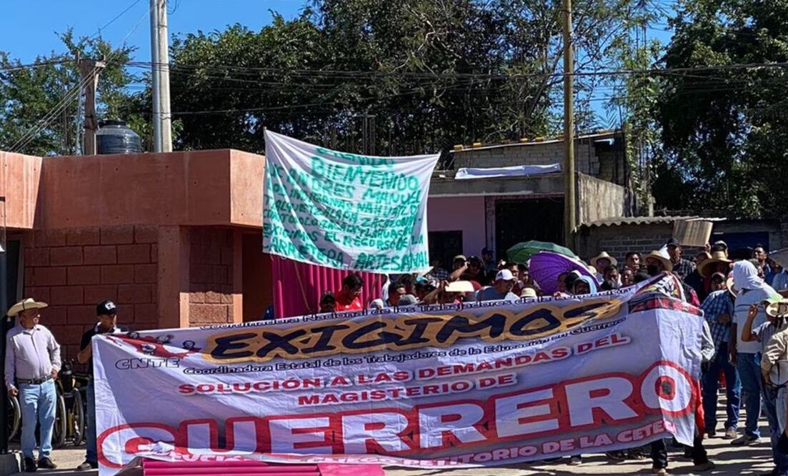 Alrededor de 300 maestros de la Coordinadora Estatal de Trabajadores de Guerrero dieron portazo a las instalaciones con la intención de entregar un pliego petitorio. Foto: Alelhí Salgado / EL UNIVERSAL