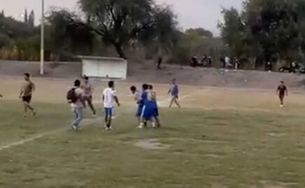 VIDEO. Director de Seguridad de Tepanco encañona a jugadores tras riña en partido de futbol