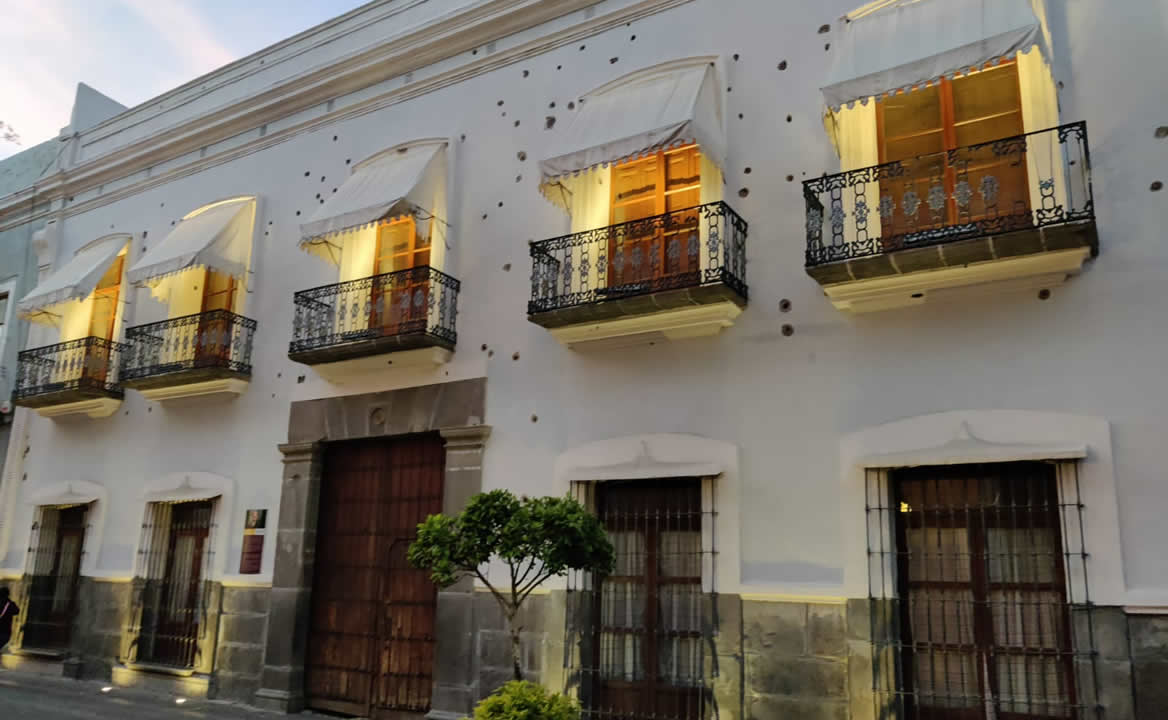 Qué hay en la casa con balazos que está en la Calle de los Dulces