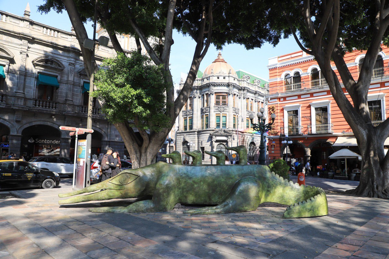 Esta escultura de Leonora Carrington estará por tiempo limitado en el zócalo de Puebla | Foto: EsImagen