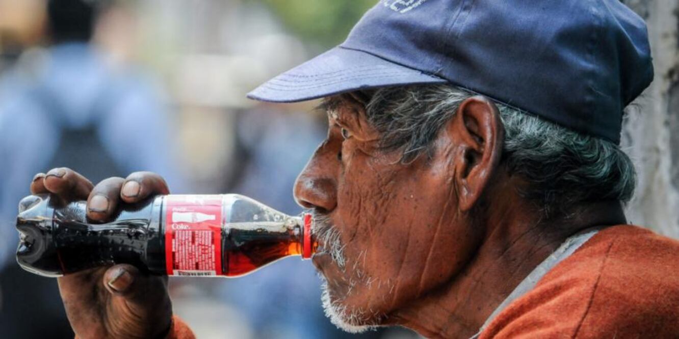 La Coca-Cola y otras bebidas similares pueden ser disfrutadas ocasionalmente como parte de una dieta equilibrada, su consumo regular y en grandes cantidades puede tener efectos negativos significativos para la salud a largo plazo. 

Foto: Producción El Universal Puebla