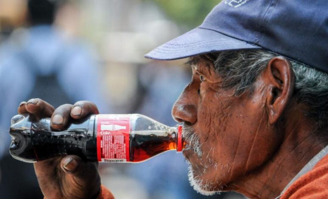 La Coca-Cola y otras bebidas similares pueden ser disfrutadas ocasionalmente como parte de una dieta equilibrada, su consumo regular y en grandes cantidades puede tener efectos negativos significativos para la salud a largo plazo.
Foto: Producción El Universal Puebla