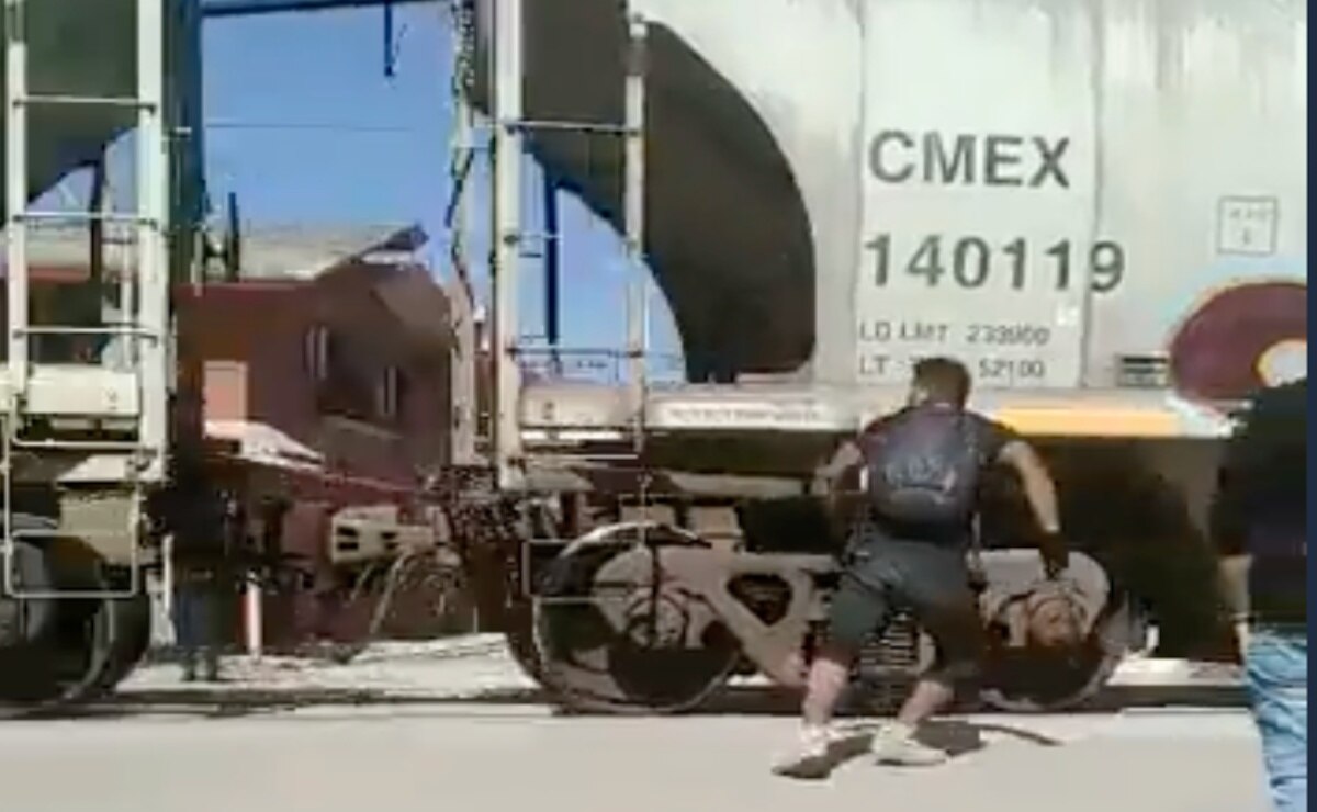 Jóvenes arriesgan sus vidas jugando en la vía del tren de Puebla