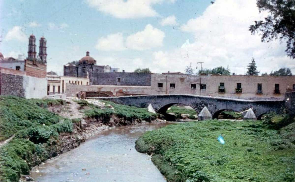 El río San Francisco y el Puente de Ovando lucían contaminados en una fotografía de 1961 | foto: Puebla Antigua