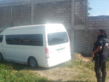 Detienen a pollero que tenía hacinados a 32 migrantes en una combi en Palmar de Bravo