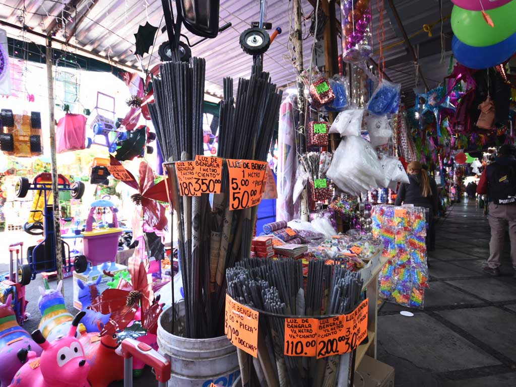 Esconden pirotecnia en mercados de Puebla