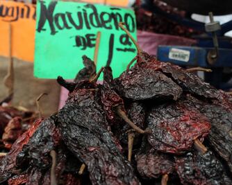 Ayocotes y chipotles rellenos, delicias de la Navidad en Puebla