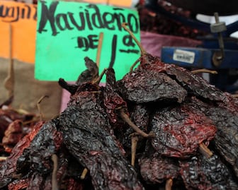 Ayocotes y chipotles rellenos, delicias de la Navidad en Puebla