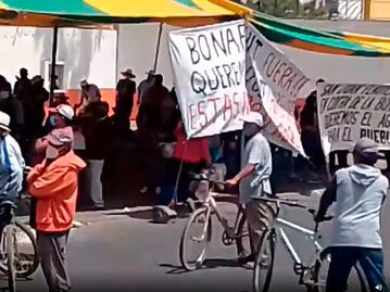 Habitantes se manifiestan contra embotelladora de agua en Puebla