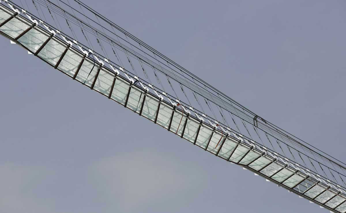 Retiran cristales del puente Sky Bridge de San Andrés Cholula
