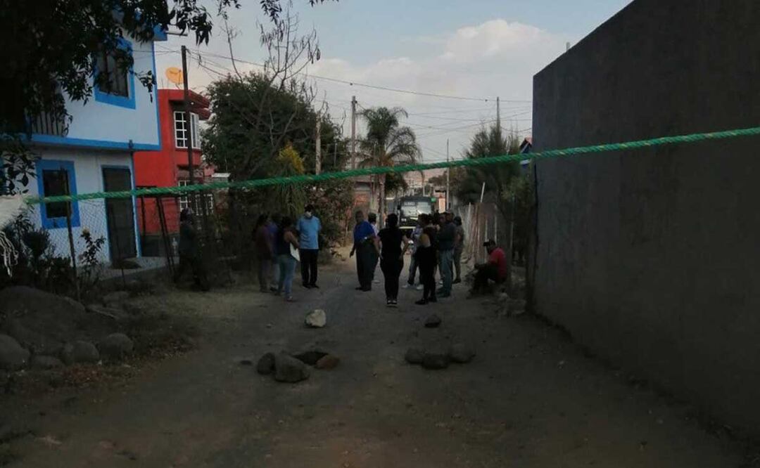 Vecinos acusan a la empresa Leonali de bloquear los caminos, poniendo en riesgo a la población | foto: Especial