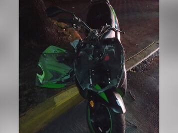 Muere mujer motociclista al impactarse con poste en la colonia Amor