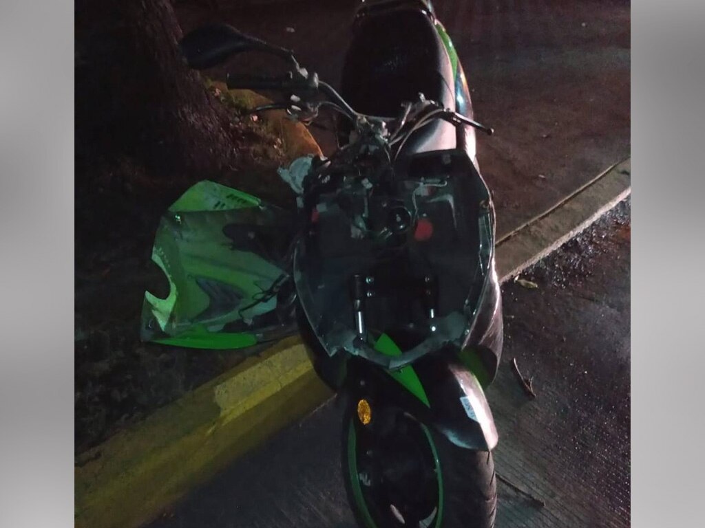 Muere mujer motociclista al impactarse con poste en la colonia Amor