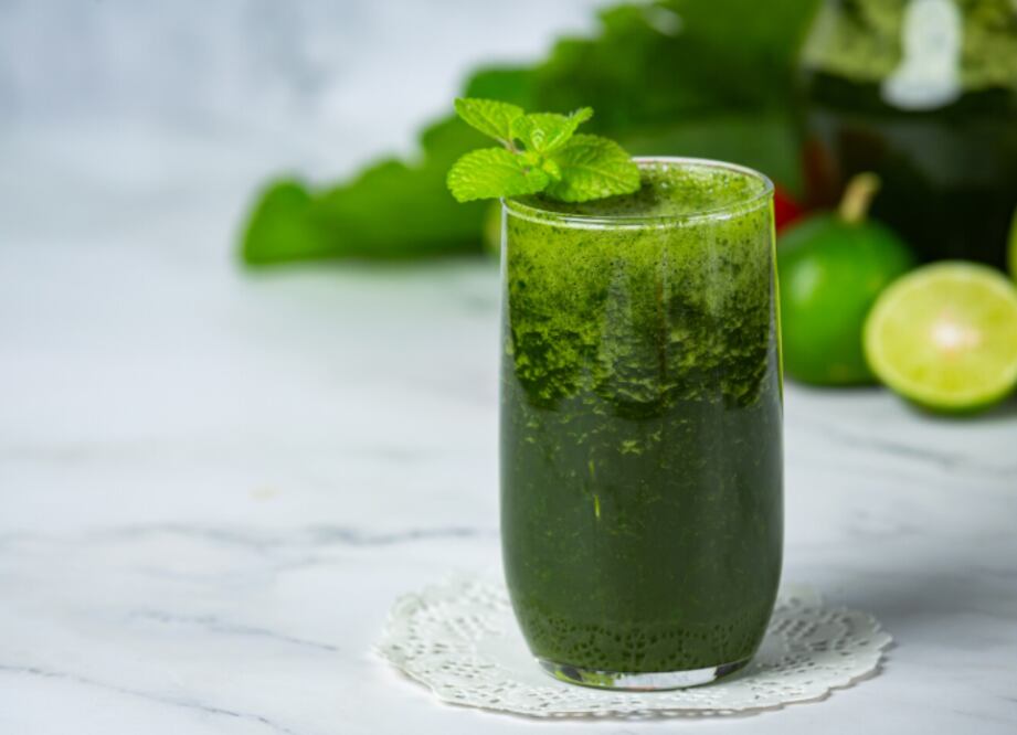 Aunque la desintoxicación puede ayudar a algunas personas a sentirse más energéticas o a reducir la hinchazón, los expertos señalan que el cuerpo ya cuenta con mecanismos naturales para eliminar toxinas. 

Foto: Producción El universal Puebla