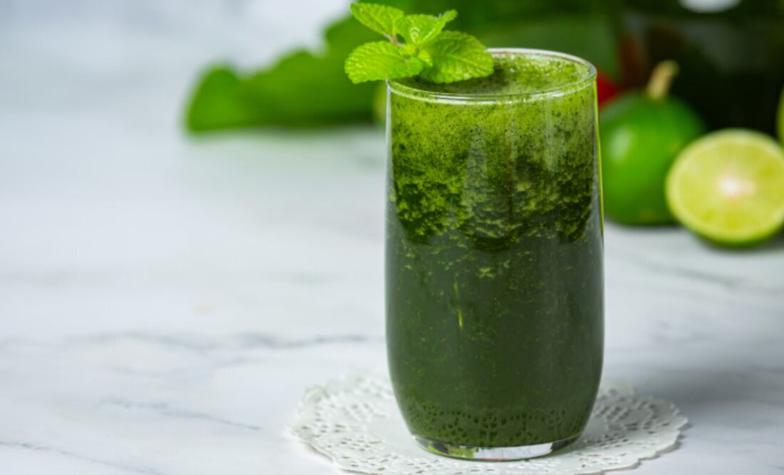 Aunque la desintoxicación puede ayudar a algunas personas a sentirse más energéticas o a reducir la hinchazón, los expertos señalan que el cuerpo ya cuenta con mecanismos naturales para eliminar toxinas.
Foto: Producción El universal Puebla