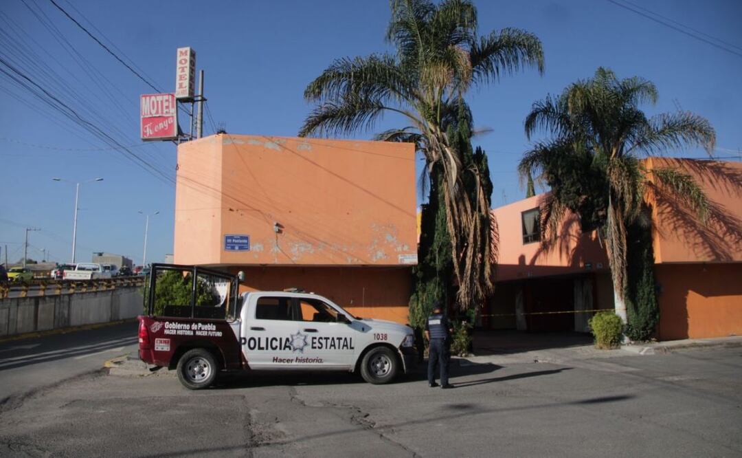 Personal del motel Kenya descubrió el cuerpo de un hombre con signos de violencia y lesiones de arma blanca | Foto: Agencia Es Imagen para El Universal Puebla