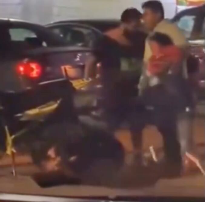 Mujeres se golpean pese al llanto de los niños que presenciaban la escena | Captura Redes Sociales