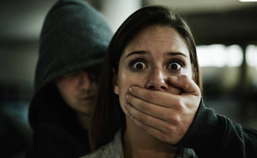 En TikTok circula un video que muestra cómo una mujer se libró de un levantón en Puebla gracias a los chiflidos de sus vecinos | Foto: iStock