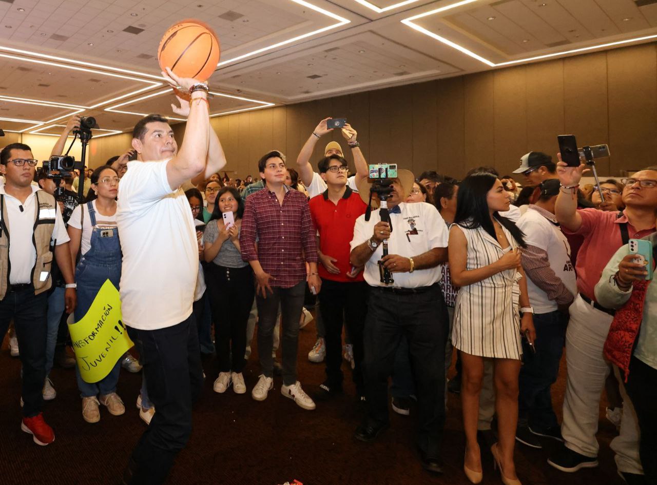 Alejandro Armenta tiene varias propuestas para atender a los jóvenes | Foto: Especial