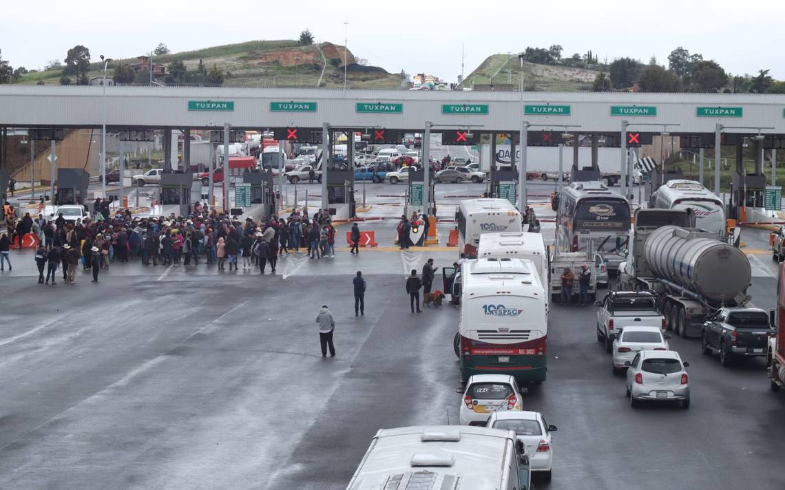 Los manifestantes llegaron a la caseta alrededor de las 8:45 horas y comenzaron el bloqueo colocando vehículos de carga en dirección a Veracruz.

Foto: Producción El Universal Puebla