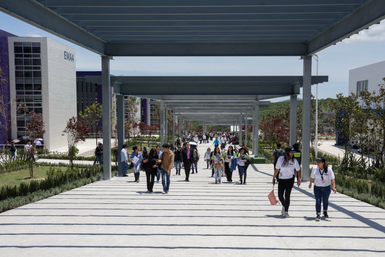 Recuerda que la Beca Benito Juárez para 2024 ha introducido un nuevo requisito para los estudiantes de nivel superior que desean mantenerse en el programa o incorporarse: deben registrarse en el Sistema Único de Beneficiarios de Educación Superior (SUBES). 

Foto: Producción El Universal Puebla 