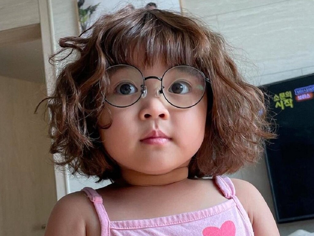 Adiós a los stickers de la niña coreana. Madre prepara demanda