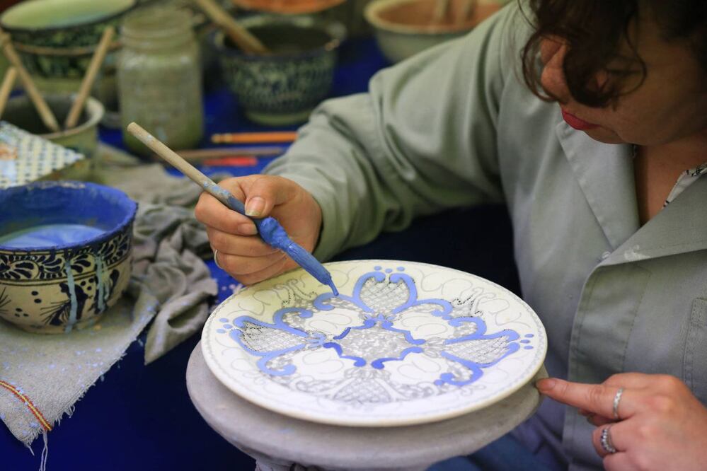 En la PNT aparece un contrato con la UPAEP como razón social para la venta de platos de Talavera | Foto: Agencia Es Imagen para El Universal Puebla