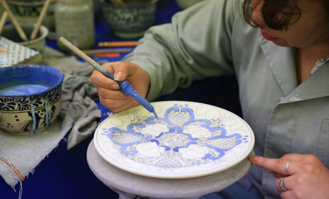 En la PNT aparece un contrato con la UPAEP como razón social para la venta de platos de Talavera | Foto: Agencia Es Imagen para El Universal Puebla