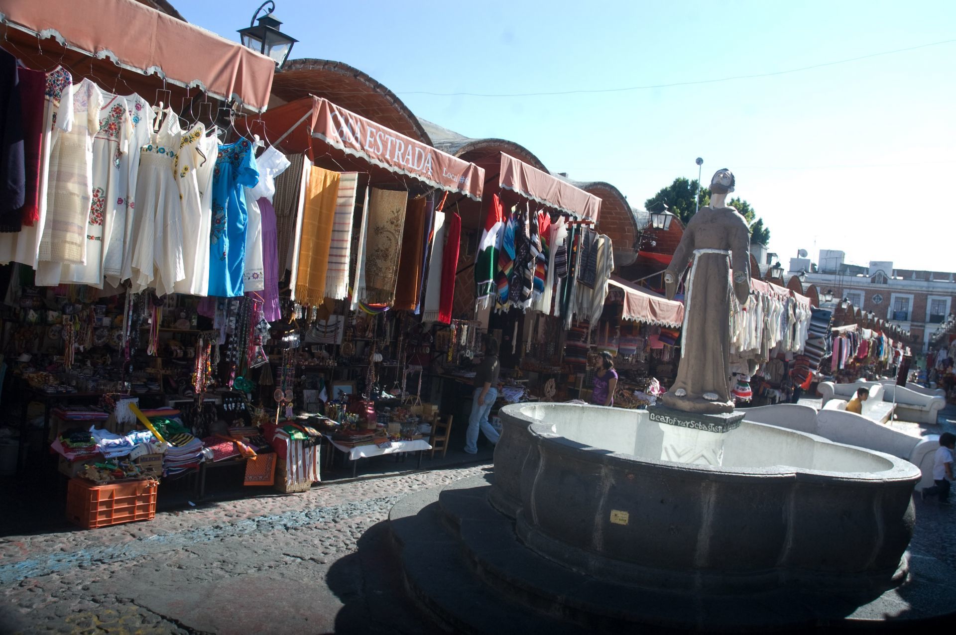 Locales de artesanías en El Parián. Foto: Cuartoscuro